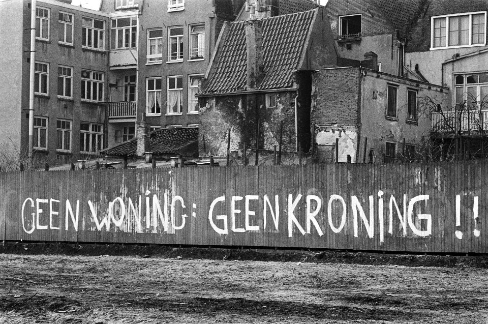 Tekst Geen woning, geen kroning op schutting Haarlemmer Houttuinen, Bestanddeelnr 930-7455