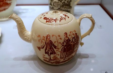 Teapot with couple dancing, c. 1770, Queen's ware with red enamel - Wedgwood Museum - Barlaston, Stoke-on-Trent, England - DSC09548