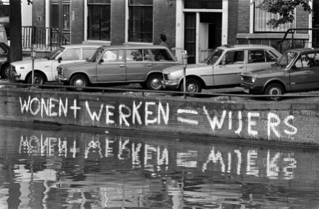 Tekst Wonen + werken = Wyers op een grachtmuur, verwijzend naar kraakcomplex W, Bestanddeelnr 932-6744