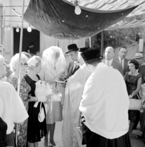 Tel Aviv. Huwelijkssluiting. Bruid en bruidegom staan onder de Choepa terwijl de, Bestanddeelnr 255-2002