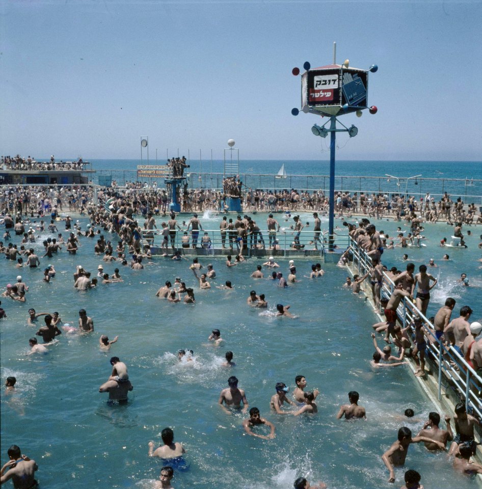 Tel Aviv. Het overvolle openluchtbad aan de boulevard, met daarin een paal met l, Bestanddeelnr 255-9263