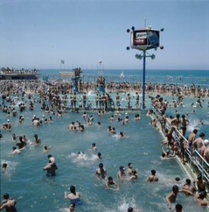 Tel Aviv. Het overvolle openluchtbad aan de boulevard, met daarin een paal met l, Bestanddeelnr 255-9263