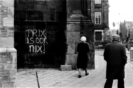 Tekst op muur Nieuwe Kerk op de Dam Trix is ook nix, Bestanddeelnr 930-6655