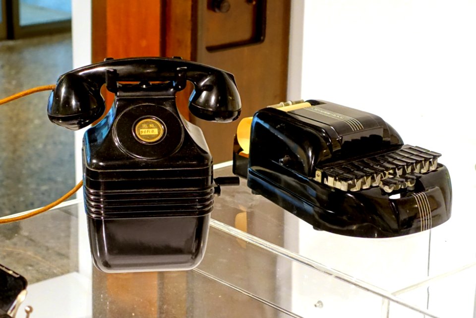 Telephone, perhaps United States, 1935-1945, Bakelite, plastic, steel - Montreal Museum of Fine Arts - Montreal, Canada -DSC09042