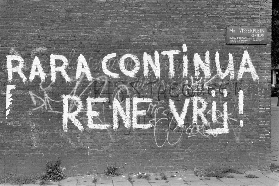 Tekst op muur actiegroep RARA continua Rene vrij, Bestanddeelnr 934-3078