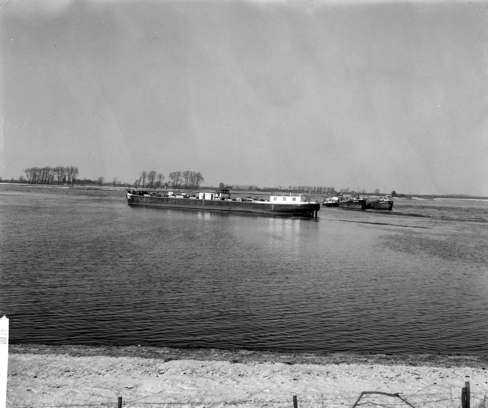 Tanker vaart weiland binnen, tanker Patria uit Hamburg bij fort St. Andries tuss, Bestanddeelnr 918-6774