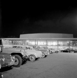 Tel Aviv Frederic R Mann Auditorium bij avond gezien vanaf het parkeerterrein , Bestanddeelnr 255-4553