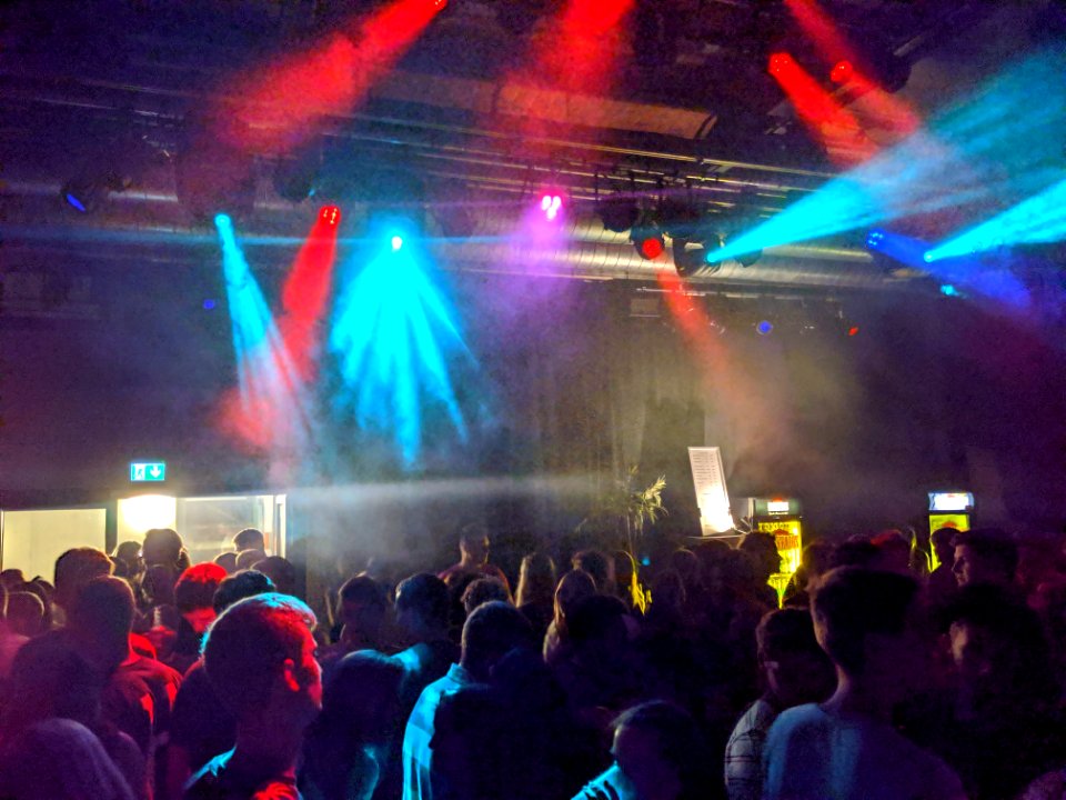 Tanzende Menge beim Vollmondtanz im Sudhaus in Tübingen
