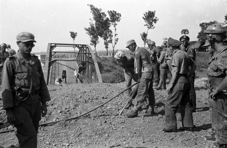 Tegal de Genie brengt springladingen aan om de rivieroever te nivelleren tot ee, Bestanddeelnr 1828