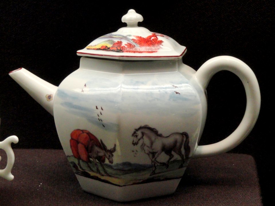 Teapot with Aesop's Fable of the Horse & the Ass, c. 1752-1755, Chelsea, glassy soft-paste porcelain, overglaze enamels - Gardiner Museum, Toronto - DSC00847