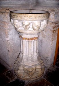 Tarragona - Catedral, pila de agua bendita 2