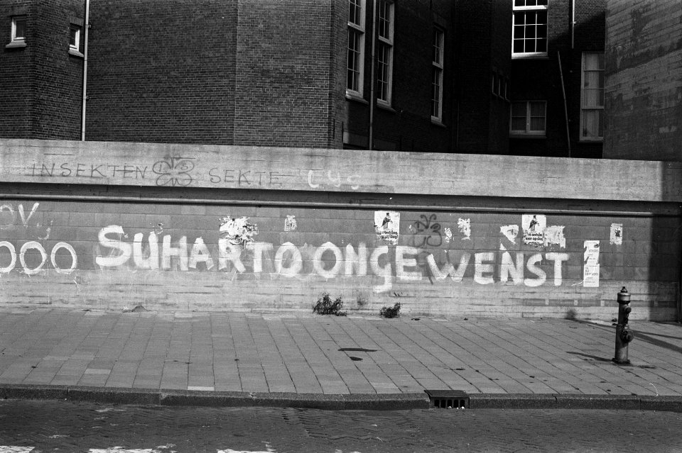 Teksten tegen staatsbezoek van President Soeharto van Indonesie aan Nederland in, Bestanddeelnr 923-7626