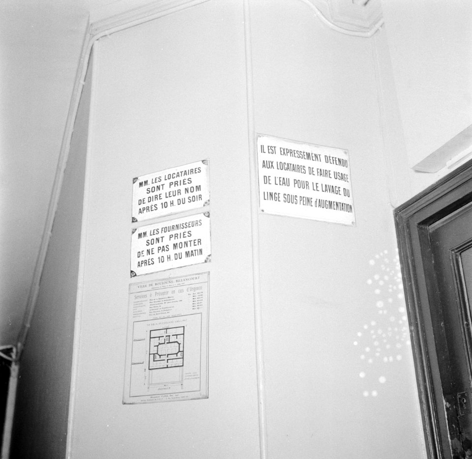 Tekstbordjes met geboden in de hal van het appartementencomplex, Bestanddeelnr 252-9298