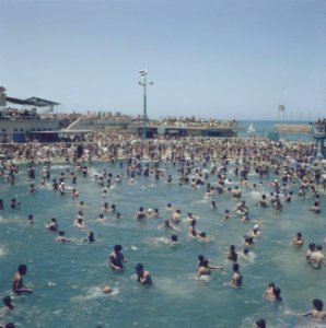 Tel Aviv Drukte in het openluchtzwembad aan de strandboulevard op de sabbat, Bestanddeelnr 255-9367