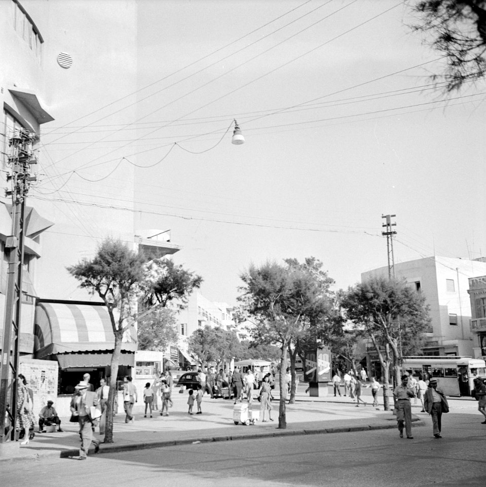 Tel Aviv, Mograbyplein met wandelend publiek, autoverkeer en een reclamezuil, Bestanddeelnr 255-1321