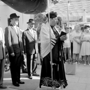 Tel Aviv. Huwelijkssluiting. Bruidegom en rabbijn staan als eerste onder de Choe, Bestanddeelnr 255-1990