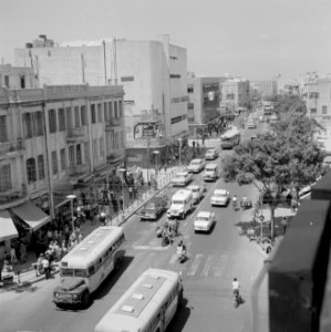 Tel Aviv. Stadsverkeer op de Allenby Road met gezicht op winkels, een bioscoop e, Bestanddeelnr 255-1779