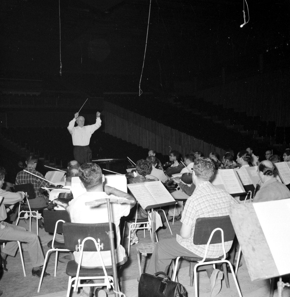 Tel Aviv. Repetitie van een orkest, vermoedelijk het Israël Philharmonic Orchest, Bestanddeelnr 255-1737