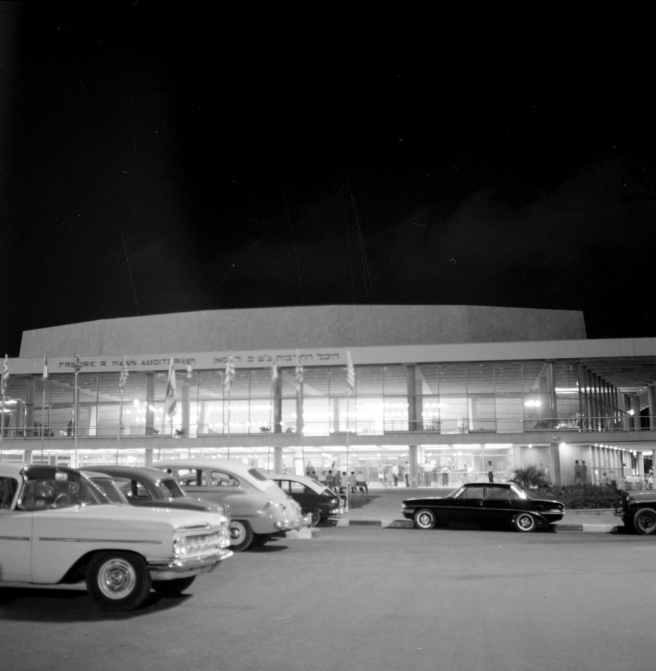 Tel Aviv Het Fredric R Mann Auditorium bij avond gezien vanaf de parkeerplaats, Bestanddeelnr 255-1731
