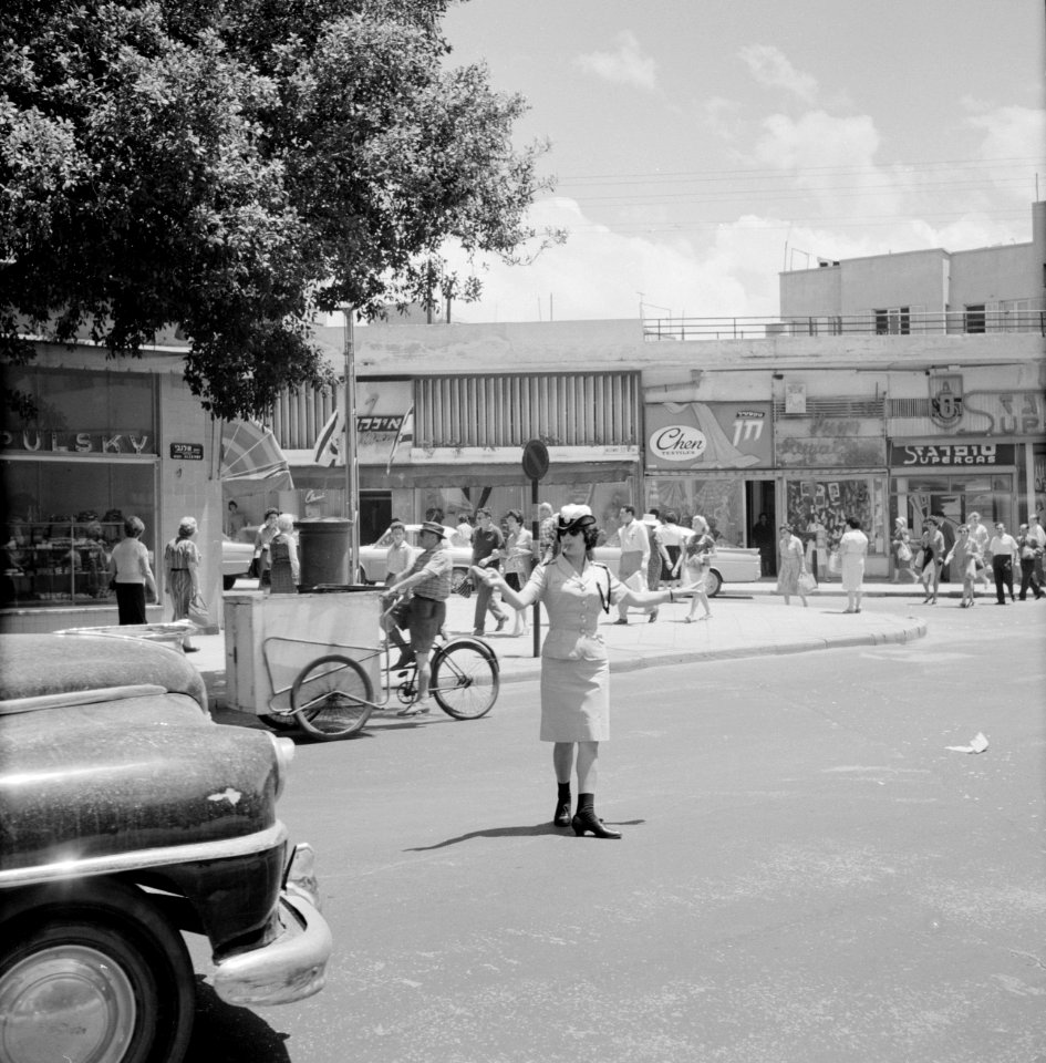 Tel Aviv. Verkeersagente regelt het verkeer bij de kruising Allenby Road en Carm, Bestanddeelnr 255-2010