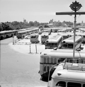 Tel Aviv op sabbat autobussen op het parkeerterrein van de remise. Op de achter, Bestanddeelnr 255-1897