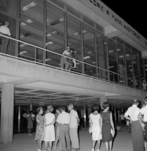 Tel Aviv. Frederic R. Mann Auditorium bij avond gezien vanaf het parkeerterrein , Bestanddeelnr 255-4555