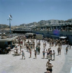 Tel Aviv. Drukte aan zee op de sabbat gezicht op de boulevard met zonneterrasse, Bestanddeelnr 255-9287