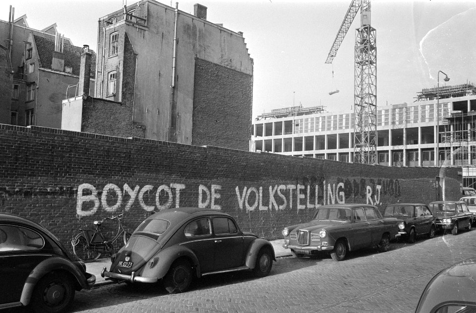 Tekst op muur in Jodenbreestraat tegen volkstelling, Amsterdam, Bestanddeelnr 924-2495