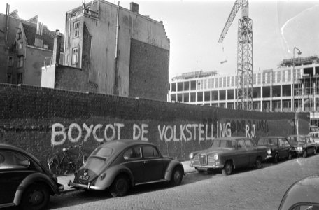 Tekst op muur in Jodenbreestraat tegen volkstelling, Amsterdam, Bestanddeelnr 924-2495