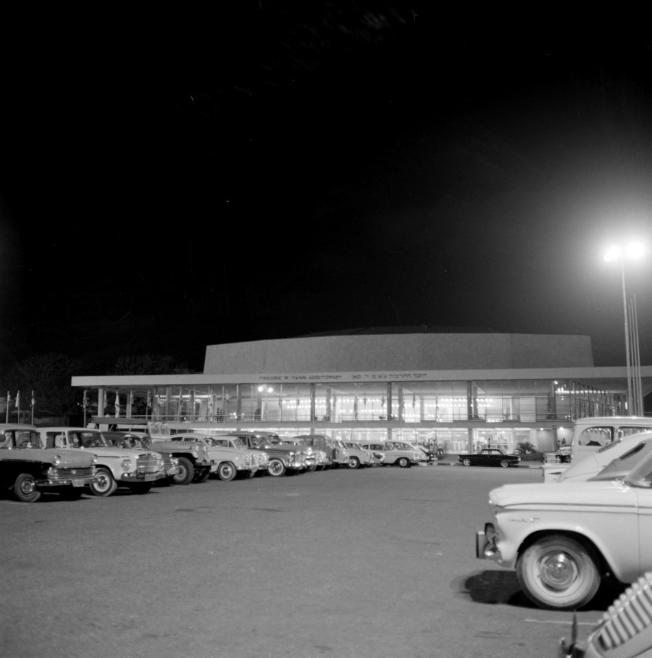 Tel Aviv Frederic R Mann Auditorium bij avond gezien vanaf het parkeerterrein , Bestanddeelnr 255-4552