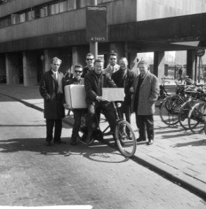 Taxistaking in Rotterdam, Rotterdamse taxichauffeurs op de standplaats achter he, Bestanddeelnr 917-6004