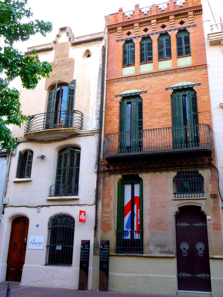Tarrasa - Casa Baltasar Gorina (1902, derecha) y Casa Concepció Monset (1907, izquierda)