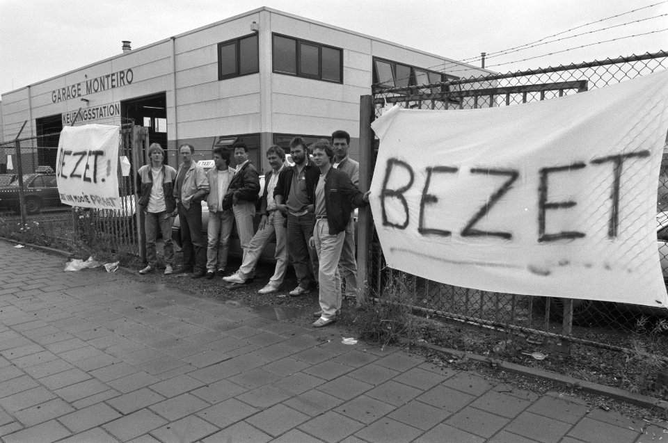 Taxichauffeurs houden hun bedrijf (garage Monteiro) in Amsterdam Noord bezet, Bestanddeelnr 934-2860