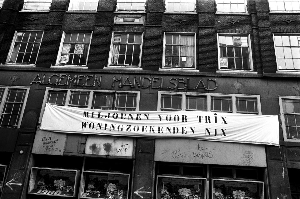 Teksten en spandoeken tegen Troonswisseling spandoek Miljoenen voor Trix, won, Bestanddeelnr 930-7967