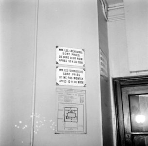 Tekstbordjes met geboden in de hal van het appartementencomplex, Bestanddeelnr 252-9299