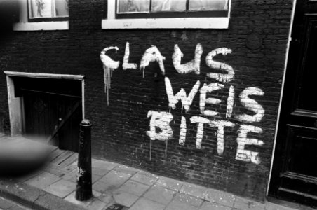 Teksten en spandoeken tegen troonswisseling tekst op muur Claus weis bitte, Bestanddeelnr 930-7964 photo