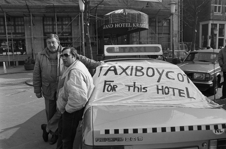 Taxis in Amsterdam boycotten aantal hotels omdat deze eigen busjes naar Schiphol, Bestanddeelnr 933-9133