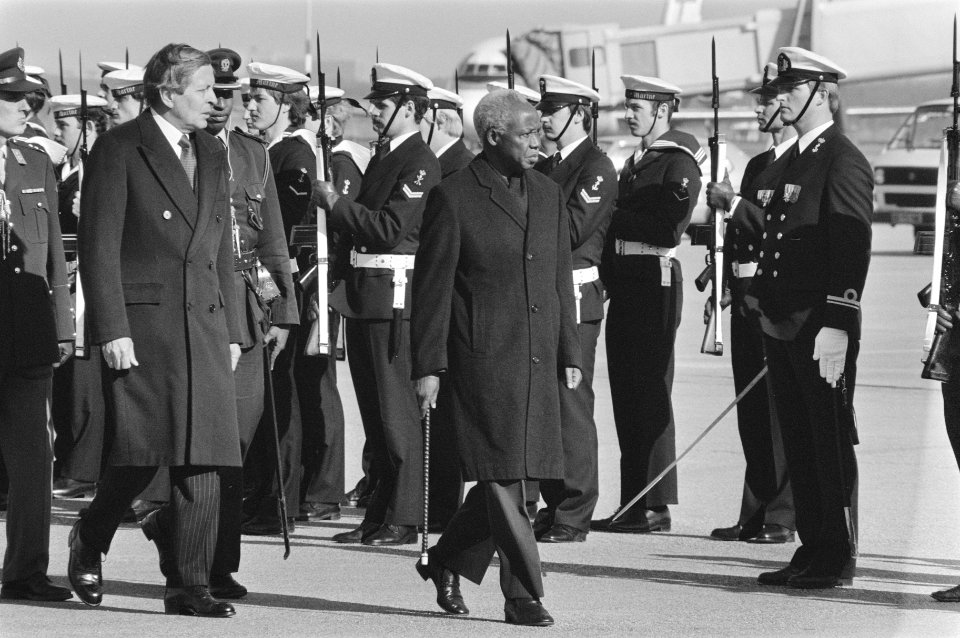 Tanzaniaanse president Nyerere op bezoek in ons land inspecteren erewacht, Bestanddeelnr 933-2625