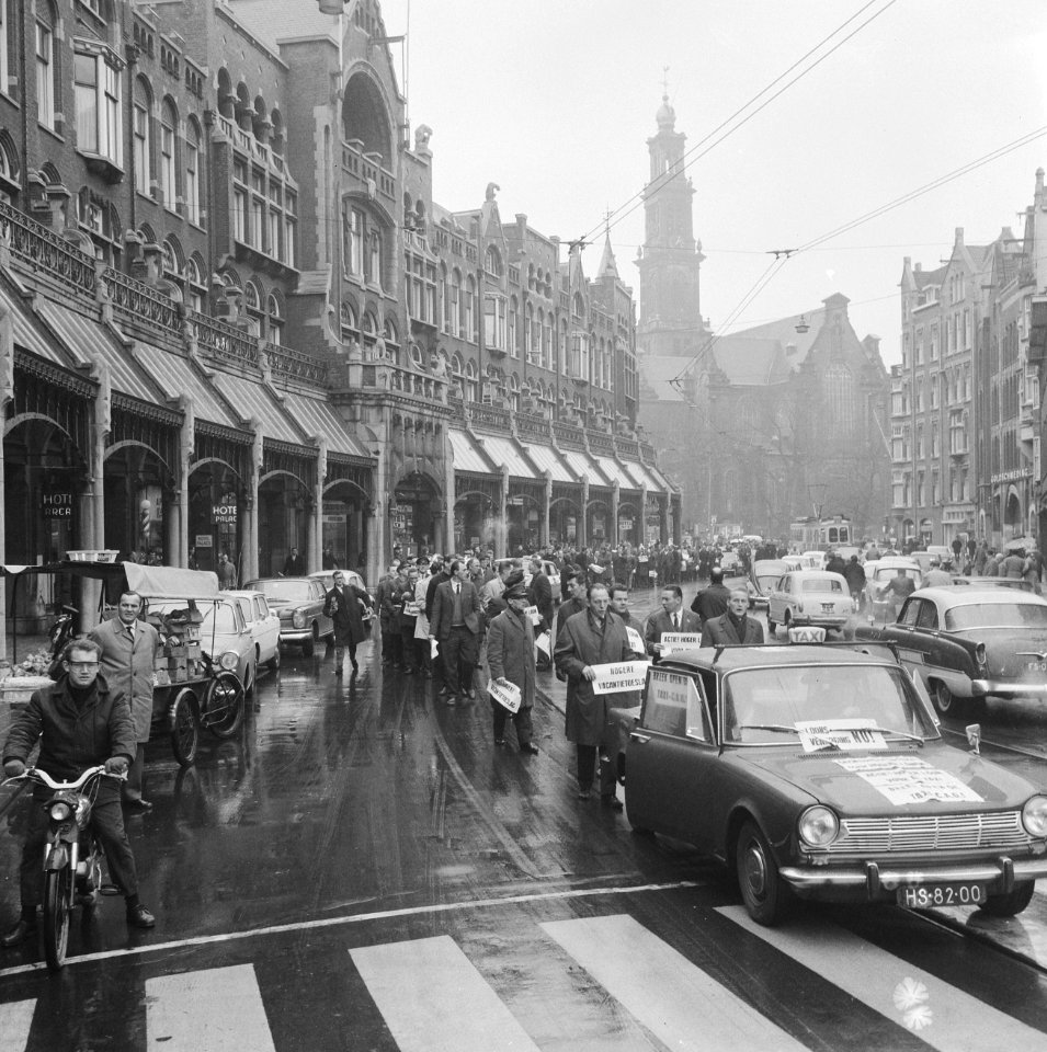 Taxichauffeurs demonstreren, lopend gingen de chauffeurs door de stad, Bestanddeelnr 917-5800