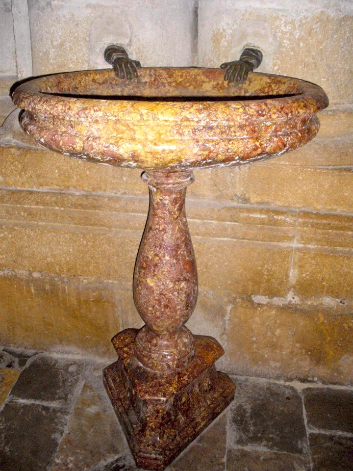 Tarragona - Catedral, pila de agua bendita 1