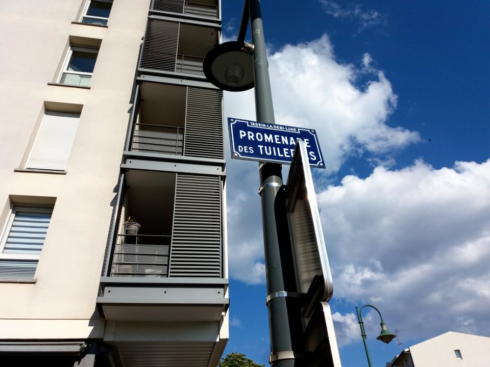 Tassin-la-Demi-Lune - Promenade des Tuileries - Plaque