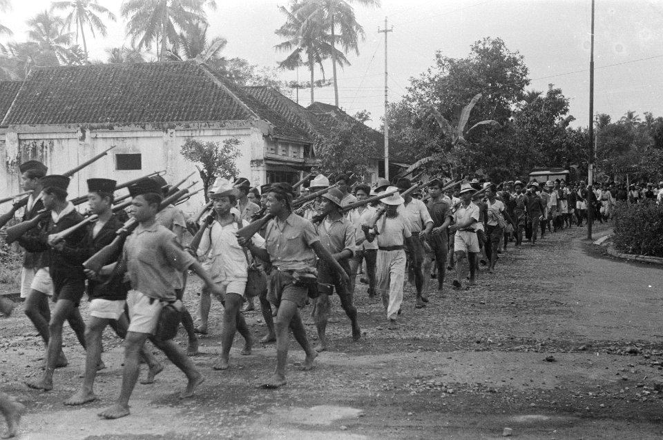 Tasikmalaja Voor de evacuatie van de TNI troepen komt een hele organisatie kijk, Bestanddeelnr 1521-1-4