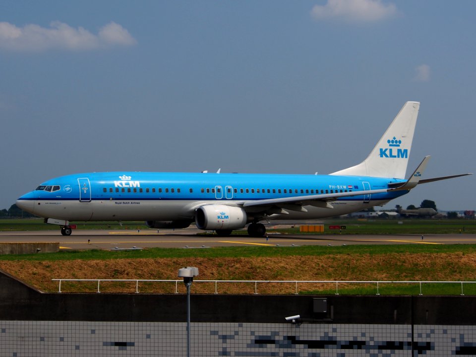 Taxiing PH-BXW KLM Royal Dutch Airlines Boeing 737-8K2(WL) - cn 30360 pic2