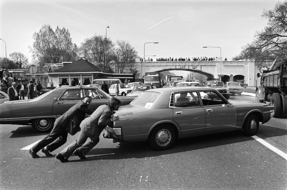 Taxiblokkades in Den Haag ongeduldige chauffeurs probeerden een taxi weg te du, Bestanddeelnr 928-5618