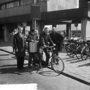 Taxistaking in Rotterdam, Rotterdamse taxichauffeurs op de standplaats achter he, Bestanddeelnr 917-6005