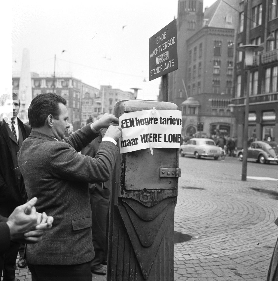Taxichauffeurs staken, een der stakende chauffeurs plakt papier op telefoonzuil , Bestanddeelnr 917-6291
