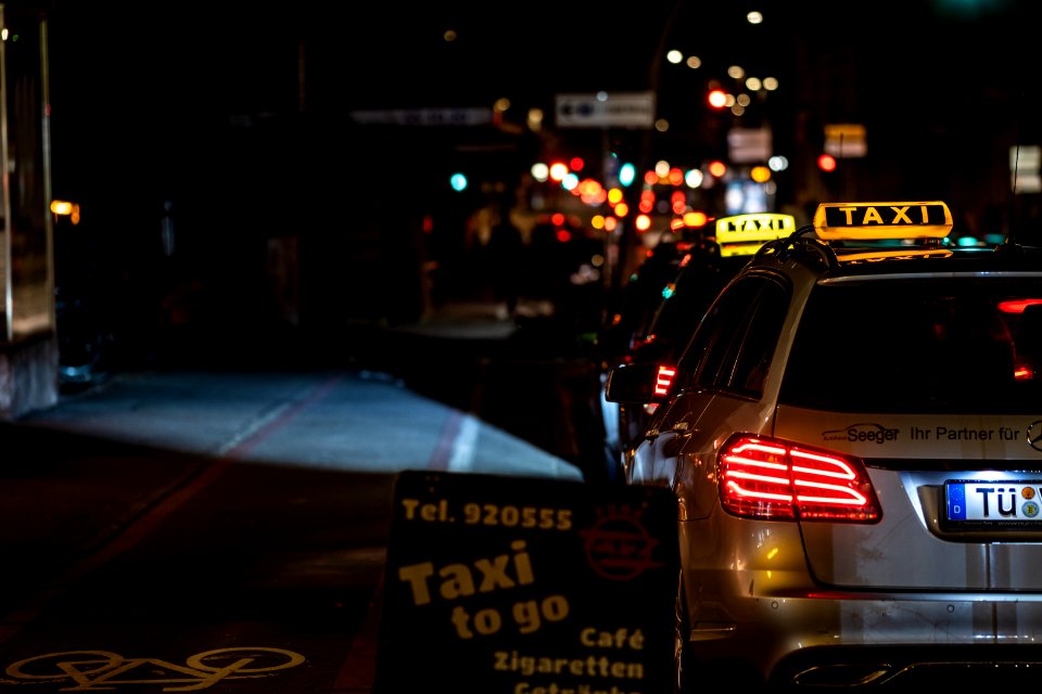 Taxis am Taxistand in der Wilhelmstraße in Tübingen bei Nacht 2019