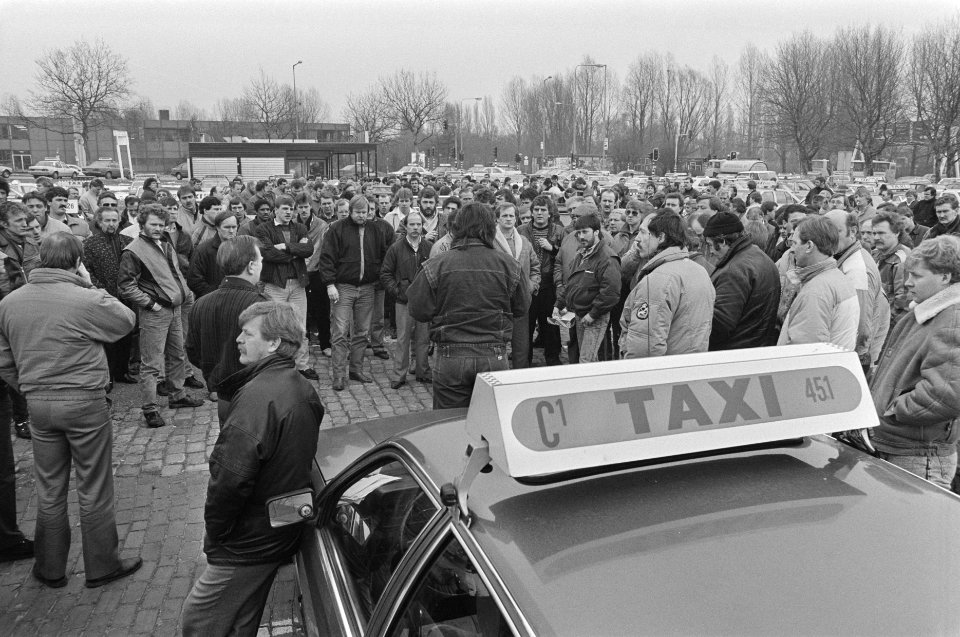 Taxichauffeurs in Amsterdam protesteren massaal tegen hotels die zelf personen v, Bestanddeelnr 933-9107