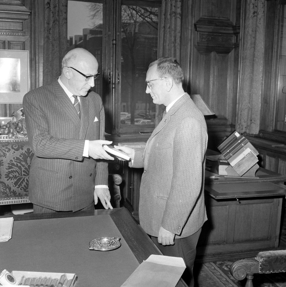 Taxi-chauffeur Wilson bij Minister van Justitie Samhalden ontvangen, Bestanddeelnr 918-7563