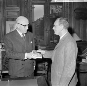 Taxi-chauffeur Wilson bij Minister van Justitie Samhalden ontvangen, Bestanddeelnr 918-7562